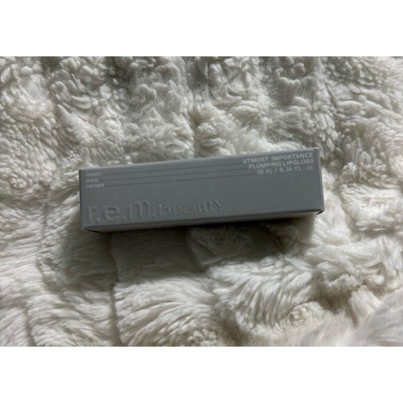 r.e.m. beauty Utmost Importance Plumping Lip Gloss - Picture 2 of 4